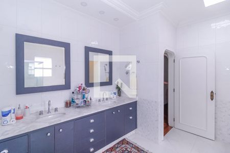 Casa à venda com 700m², 5 quartos e 6 vagasBanheiro da Suíte 1