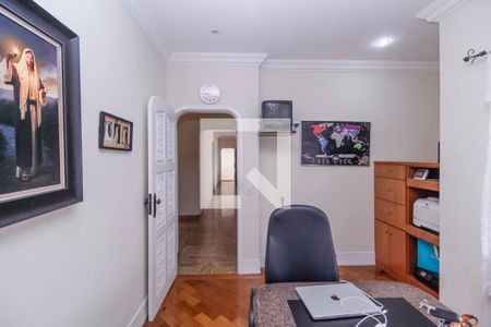 Casa à venda com 700m², 5 quartos e 6 vagasEscritório