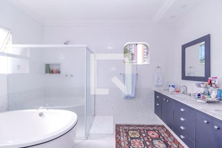 Casa à venda com 700m², 5 quartos e 6 vagasBanheiro da Suíte 1