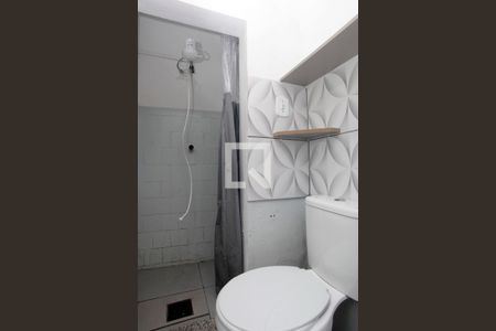 Banheiro de kitnet/studio para alugar com 1 quarto, 24m² em Santana, Porto Alegre