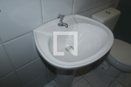Banheiro de casa para alugar com 1 quarto, 40m² em Jardim Guarapiranga, São Paulo