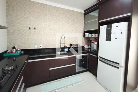 Casa à venda com 226m², 4 quartos e 4 vagas Casa à venda com 226m², 4 quartos e 4 vagasCozinha