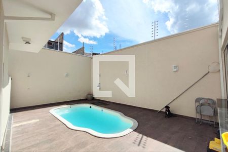 Casa à venda com 226m², 4 quartos e 4 vagas Casa à venda com 226m², 4 quartos e 4 vagasPiscina