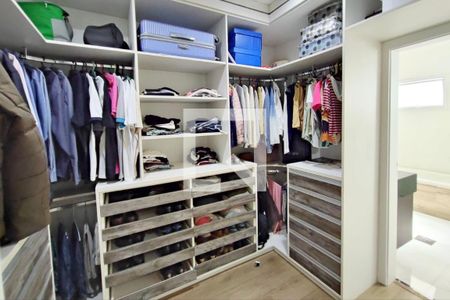 Casa à venda com 226m², 4 quartos e 4 vagas Casa à venda com 226m², 4 quartos e 4 vagasCloset da suíte 2