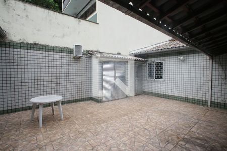 Casa de condomínio à venda com 140m², 3 quartos e 3 vagasQuintal