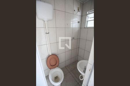 Banheiro de kitnet/studio para alugar com 1 quarto, 12m² em Taquara, Rio de Janeiro