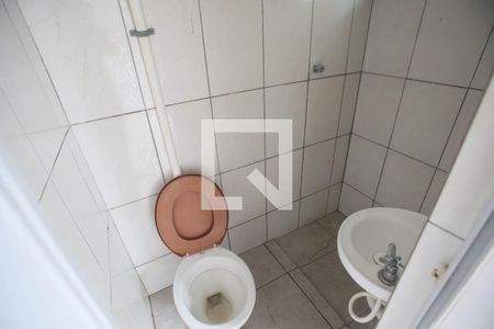 Banheiro de kitnet/studio para alugar com 1 quarto, 12m² em Taquara, Rio de Janeiro