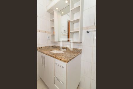 Banheiro da Suíte de apartamento à venda com 3 quartos, 82m² em Passo da Areia, Porto Alegre