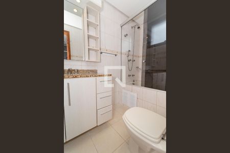 Banheiro da Suíte de apartamento à venda com 3 quartos, 82m² em Passo da Areia, Porto Alegre