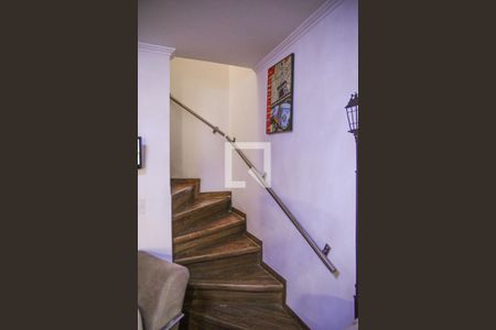 Escada de casa para alugar com 3 quartos, 200m² em Parque Fongaro, São Paulo