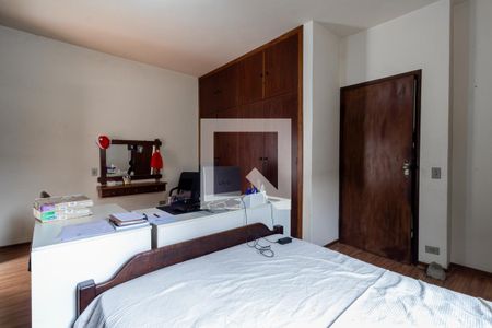 Casa à venda com 300m², 5 quartos e 5 vagasSuíte 2