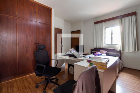 Casa à venda com 300m², 5 quartos e 5 vagasSuíte 2