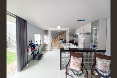 Sala conjugada com a cozinha de casa para alugar com 6 quartos, 320m² em Sinimbu, Belo Horizonte