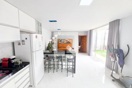 Sala conjugada com a cozinha de casa para alugar com 6 quartos, 320m² em Sinimbu, Belo Horizonte