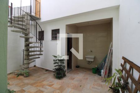 Casa à venda com 120m², 2 quartos e 2 vagasÁrea dos fundos da casa