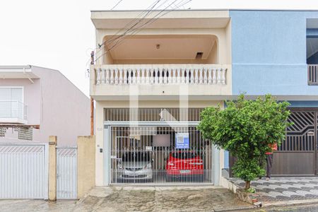 Casa à venda com 231m², 3 quartos e 2 vagasFachada