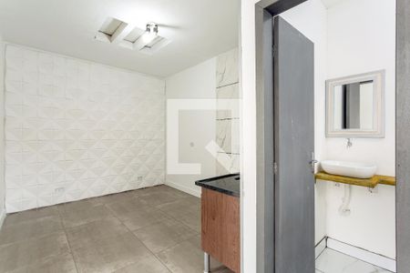 Sala e banheiro de casa para alugar com 2 quartos, 32m² em Vila das Mercês, São Paulo