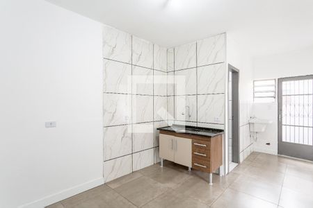 Sala e cozinha de casa para alugar com 2 quartos, 32m² em Vila das Mercês, São Paulo