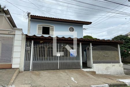 Casa à venda com 213m², 3 quartos e 3 vagas Casa à venda com 213m², 3 quartos e 3 vagasFachada