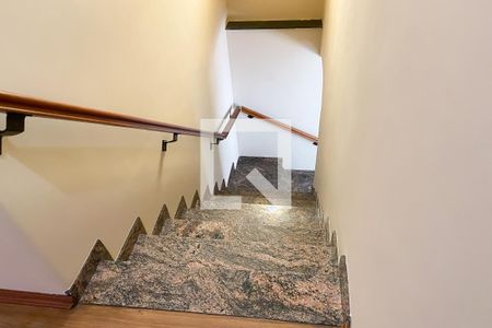 Casa à venda com 213m², 3 quartos e 3 vagas Casa à venda com 213m², 3 quartos e 3 vagasEscada