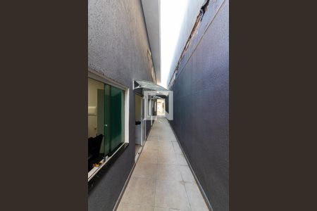 Casa à venda com 120m², 4 quartos e 2 vagasCorredor Lateral da Casa