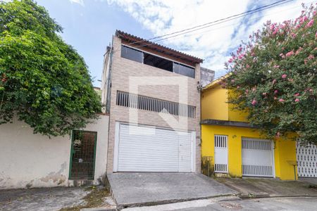 Casa à venda com 240m², 4 quartos e 3 vagas Casa à venda com 240m², 4 quartos e 3 vagasFachada