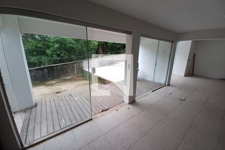 Casa à venda com 550m², 3 quartos e 2 vagas Casa à venda com 550m², 3 quartos e 2 vagasÁrea no térreo