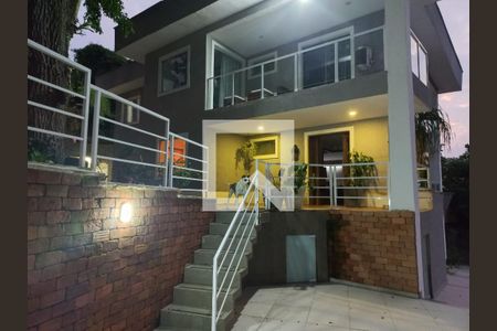 Casa à venda com 550m², 3 quartos e 2 vagas Casa à venda com 550m², 3 quartos e 2 vagasFachada