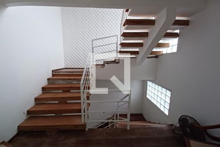 Casa à venda com 550m², 3 quartos e 2 vagas Casa à venda com 550m², 3 quartos e 2 vagasEscadaria