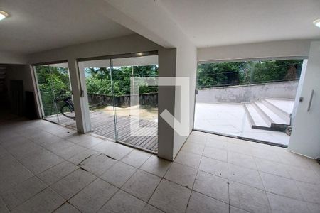 Casa à venda com 550m², 3 quartos e 2 vagas Casa à venda com 550m², 3 quartos e 2 vagasÁrea no térreo