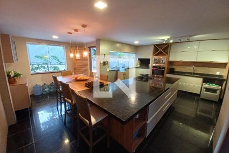 Casa à venda com 550m², 3 quartos e 2 vagas Casa à venda com 550m², 3 quartos e 2 vagasCozinha