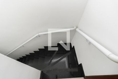 Casa de condomínio à venda com 55m², 2 quartos e 1 vagaEscada