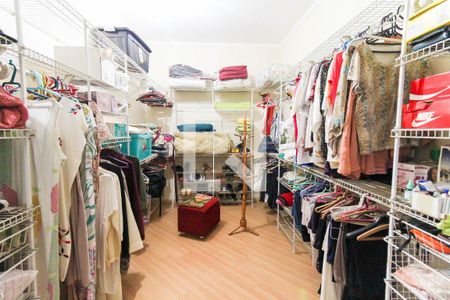 Casa à venda com 175m², 5 quartos e 2 vagas Casa à venda com 175m², 5 quartos e 2 vagasCloset da Suíte