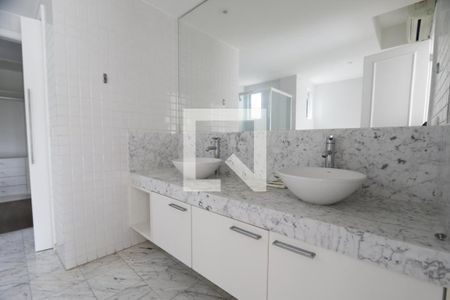 Casa de condomínio à venda com 470m², 4 quartos e 4 vagasBanheiro da Suíte 1