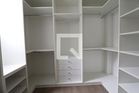 Casa de condomínio à venda com 470m², 4 quartos e 4 vagasCloset