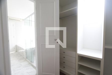 Casa de condomínio à venda com 470m², 4 quartos e 4 vagasCloset