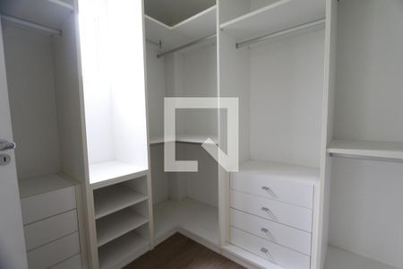 Casa de condomínio à venda com 470m², 4 quartos e 4 vagasCloset