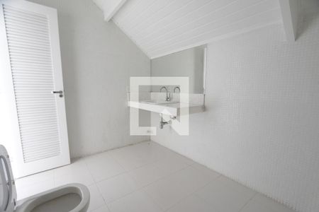 Casa de condomínio à venda com 470m², 4 quartos e 4 vagasBanheiro do sótão