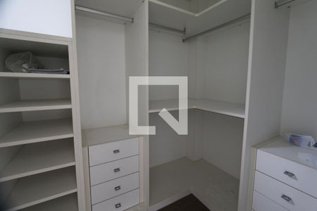 Casa de condomínio à venda com 470m², 4 quartos e 4 vagasCloset 2