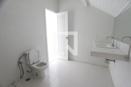 Casa de condomínio à venda com 470m², 4 quartos e 4 vagasBanheiro do sótão