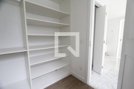 Casa de condomínio à venda com 470m², 4 quartos e 4 vagasCloset