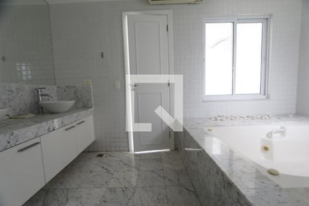 Casa de condomínio à venda com 470m², 4 quartos e 4 vagasBanheiro da Suíte 1