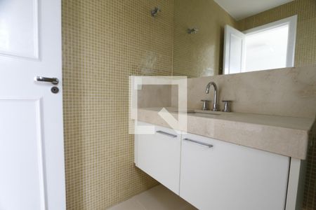 Casa de condomínio à venda com 470m², 4 quartos e 4 vagasBanheiro da Suíte 2