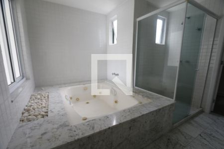 Casa de condomínio à venda com 470m², 4 quartos e 4 vagasBanheiro da Suíte 1