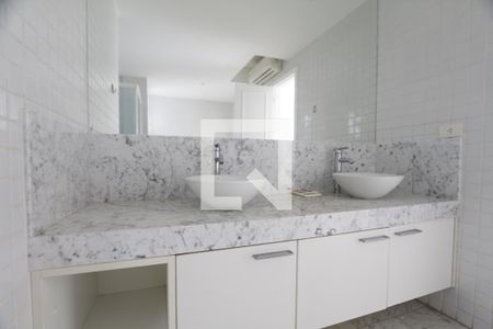 Casa de condomínio à venda com 470m², 4 quartos e 4 vagasBanheiro da Suíte 1