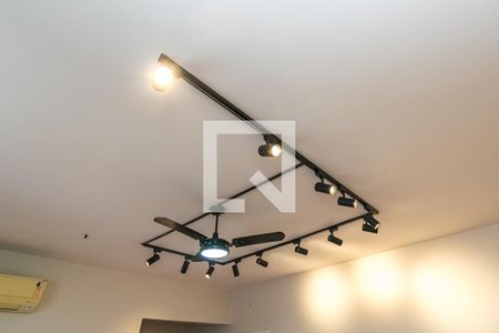 Sala - Detalhe das luminárias de apartamento para alugar com 2 quartos, 70m² em Ramos, Rio de Janeiro