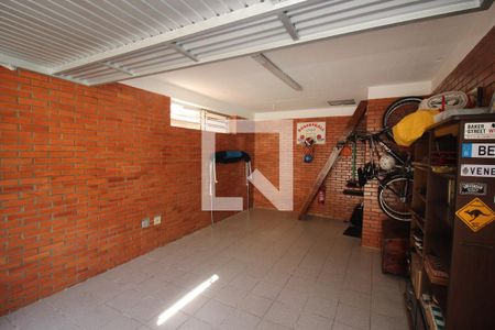 Garagem de casa à venda com 3 quartos, 230m² em Espírito Santo, Porto Alegre