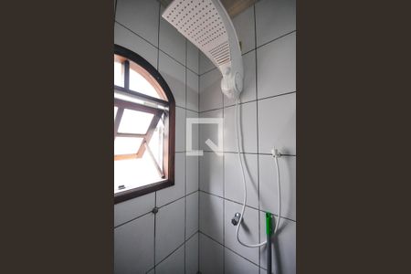 Casa para alugar com 200m², 3 quartos e 2 vagasChuveiro do banheiro da suíte 