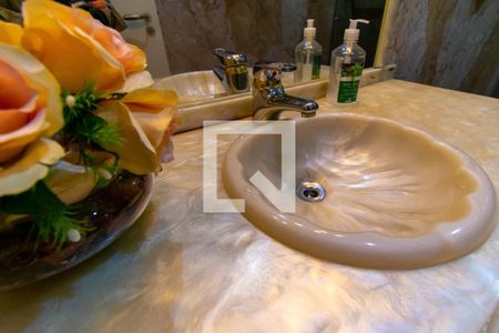 Casa à venda com 189m², 4 quartos e 2 vagas Casa à venda com 189m², 4 quartos e 2 vagasBanheiro Corredor