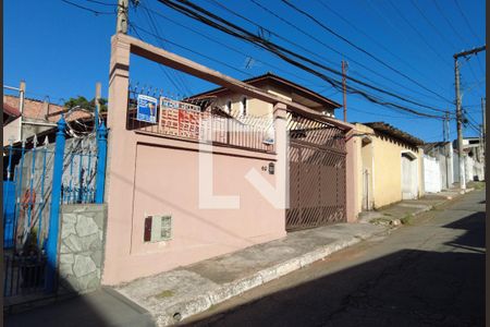 Casa à venda com 174m², 4 quartos e 2 vagasFachada